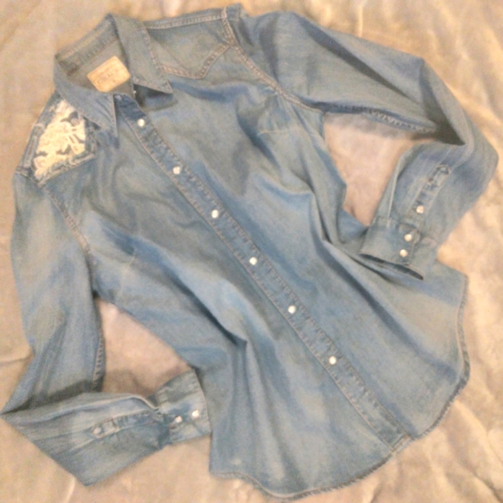 Beautiful Denim Pearl Snap with White Floral Lace Detail Size Small